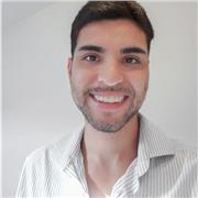 Locuteur natif avec des connaissances en anglais et en français